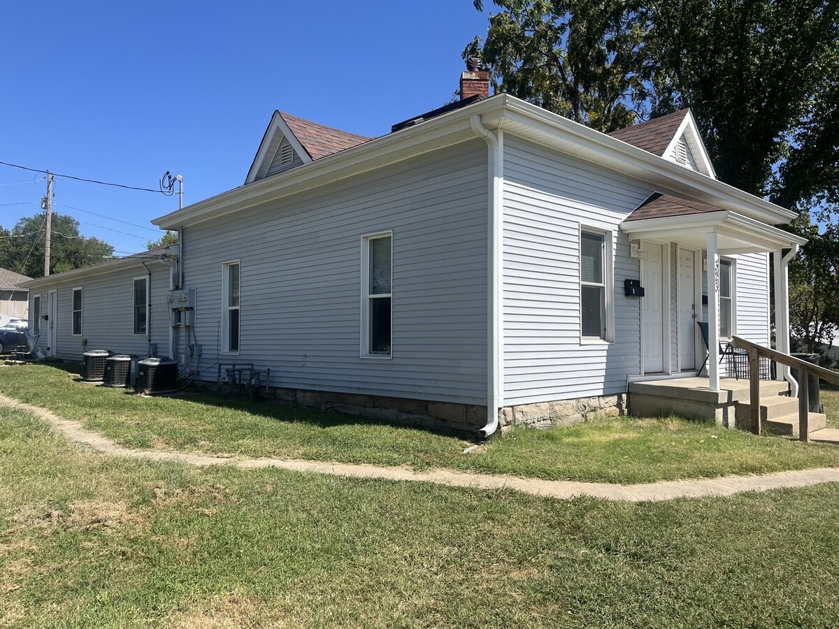 Photo - 323 W King St