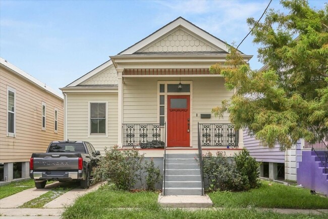 Building Photo - Three bedroom home with open floorplan, dining room, 3 bathrooms & parking !