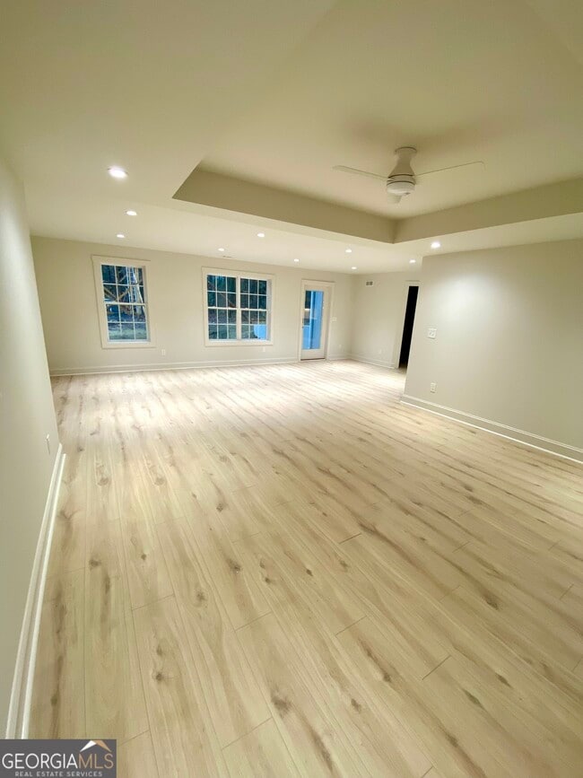 Photo - 886 Moore Rd