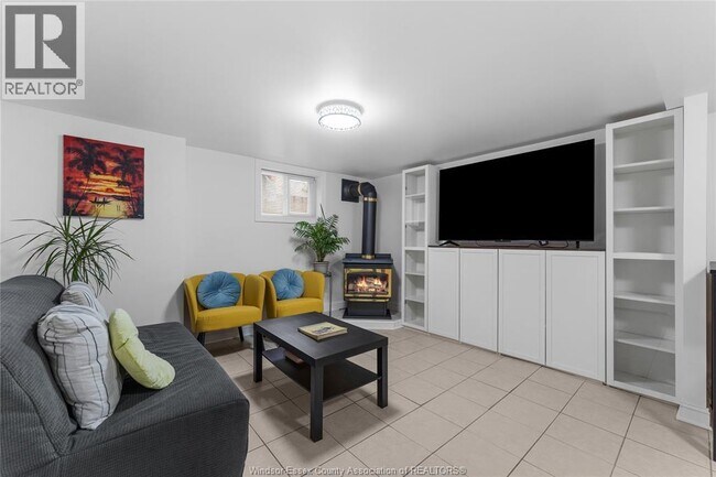 Photo - 1229 Chilver Rd