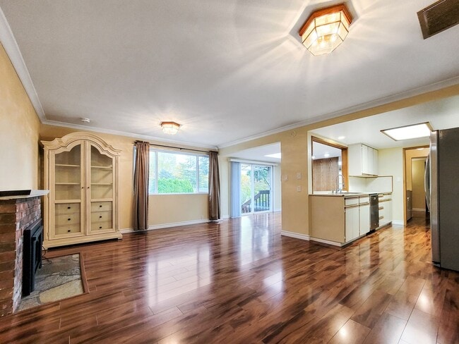 Photo - Charming Rambler with Abundant Natural Lig...