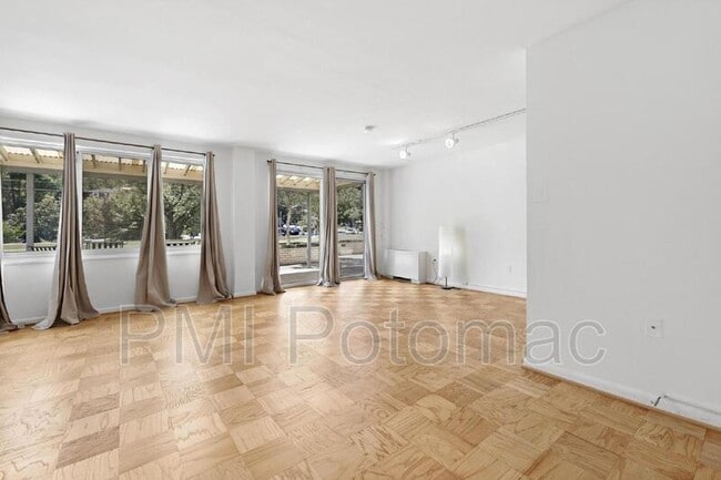 Building Photo - 10201 Grosvenor Pl Unit 325