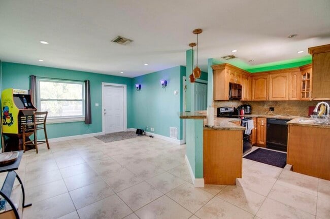 Photo - 1704 Duncan St