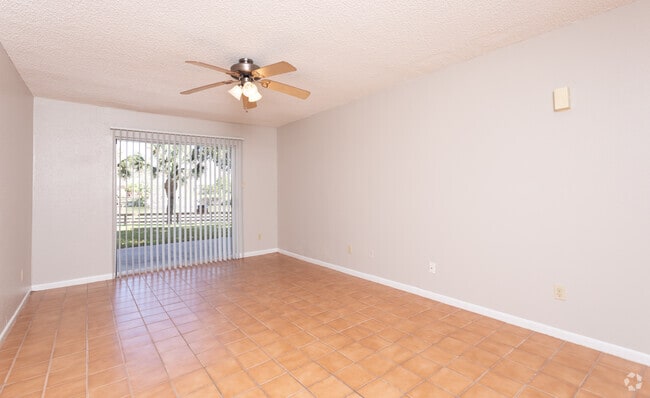 1BR, 1BA - 678SF Living Room
