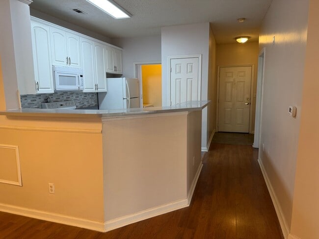 Building Photo - First Floor Condo - Estate at Westbury