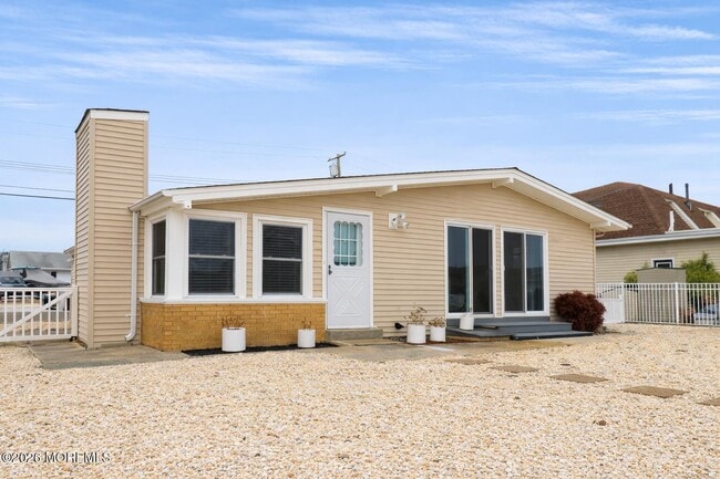 Photo - 825 Leeward Dr