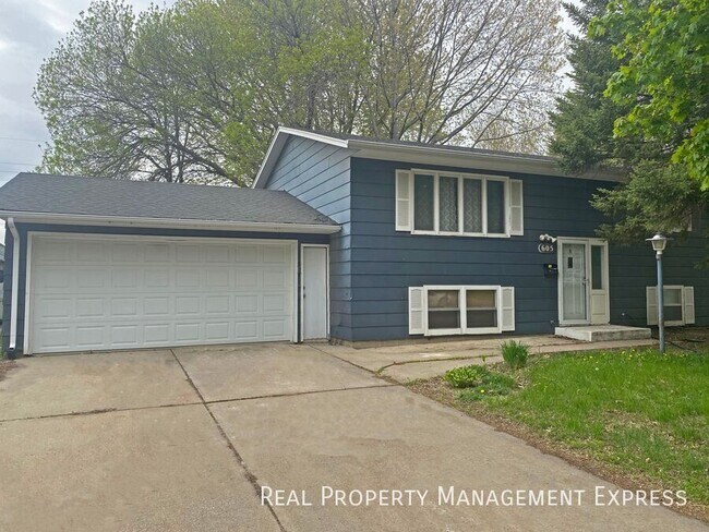 Building Photo - 4 Bedroom 2 Bathroom Single-Family Home