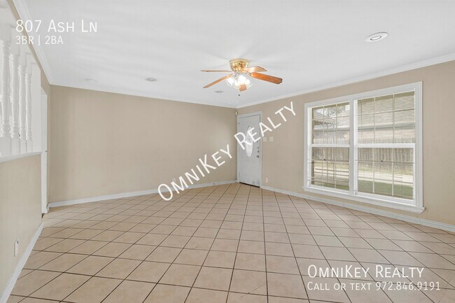 Photo - 807 Ash Ln