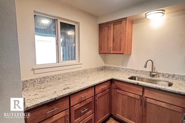 Photo - 855 E 9th St Unit 2