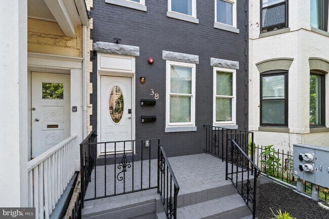 Photo - 38 Randolph Pl NW Unit A