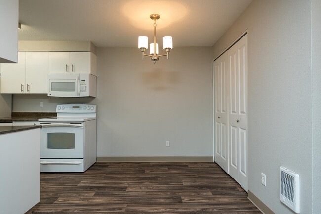 Village at Sunrise | Dining Room Interior - Village at Sunrise Apartments