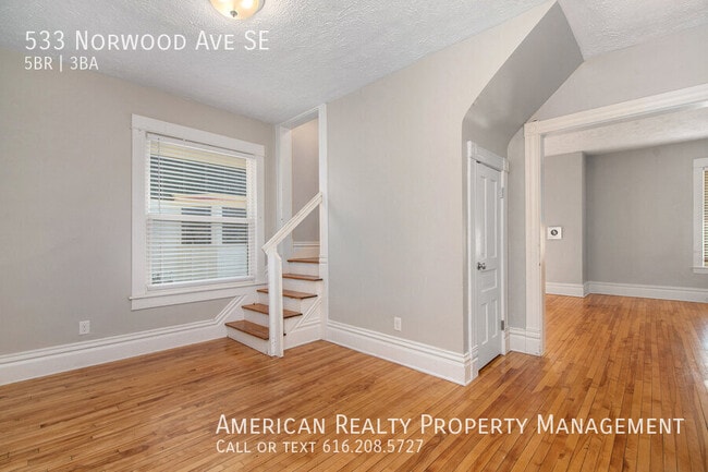 Photo - 533 Norwood Ave SE