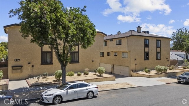 Building Photo - 520 E Elmwood Ave Rental