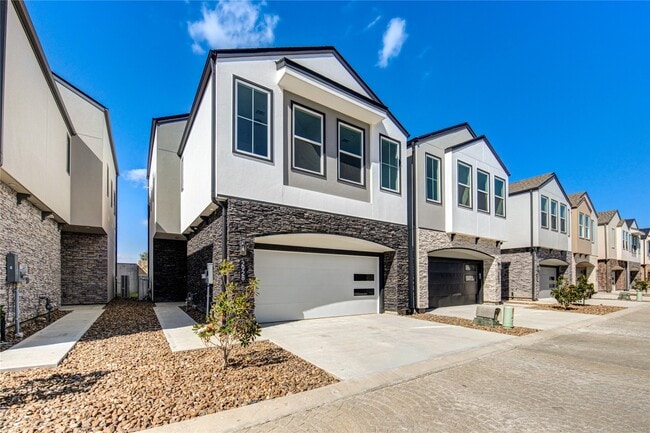 Building Photo - 2928 El Fenice Ln