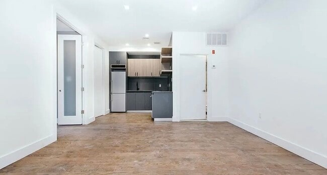 Building Photo - 294 Powers St Unit 1B