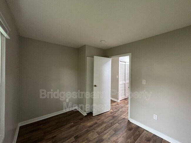 Photo - 1833 Drake Dr