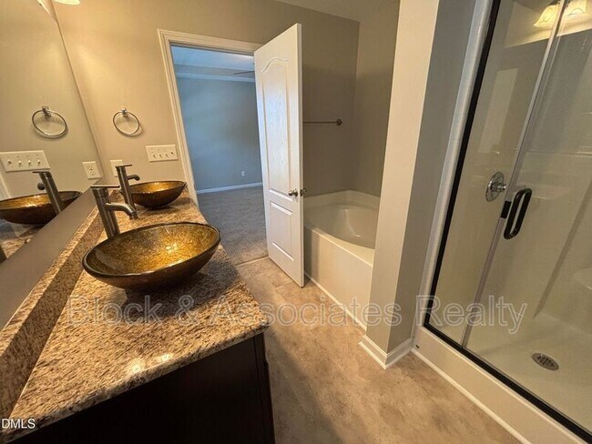 438 Roanoke Dr