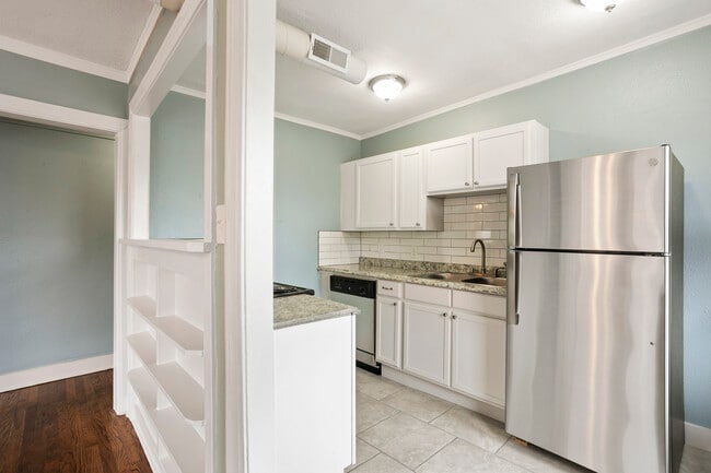 Photo - 722 W 37th St