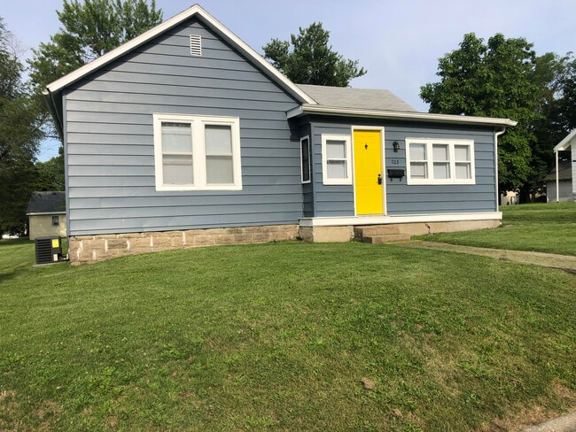 Beautiful cape cod blue exterior color! - 703 S Fifth St House