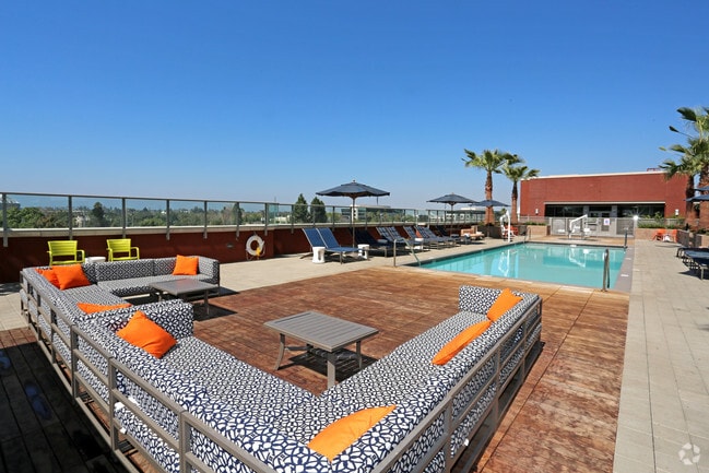 Building Photo - Centerra