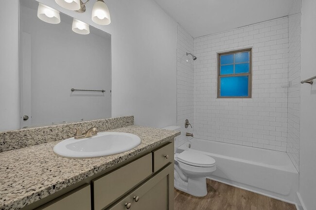 Photo - Greenview Apartments - Forest Park