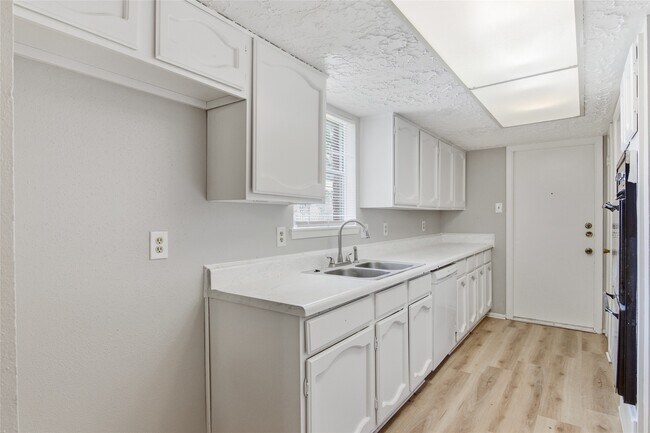 Photo - 6015 Knotty Post Ln