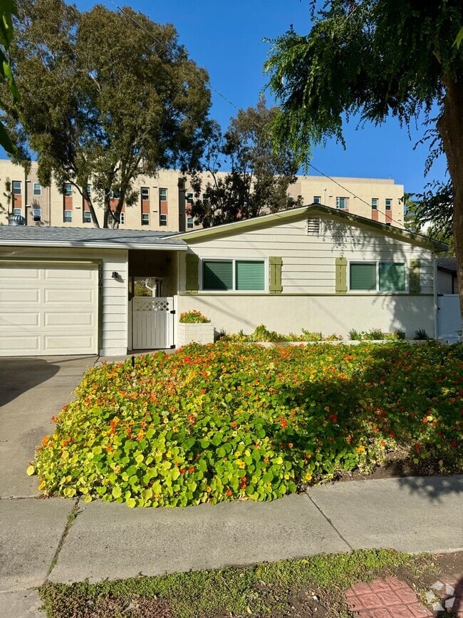 Building Photo - Beautiful 3 Bed/2 Bath Walking Distance fr... Rental