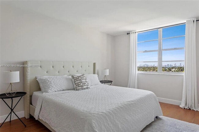6770 Indian Creek Dr Unit 8E