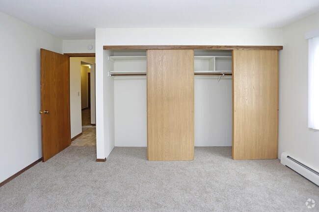 2BR, 1BA - 900 SF