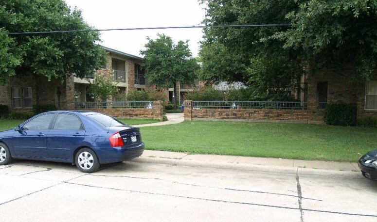 Rosewood Apartments - Rosewood Apartments