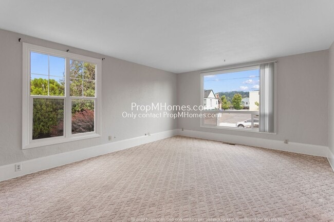 Photo - Beautiful Three Bedroom Home in the Heart of Oregon City!