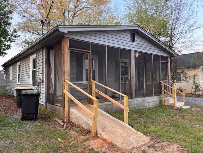 Building Photo - 404 E 19th St Unit B