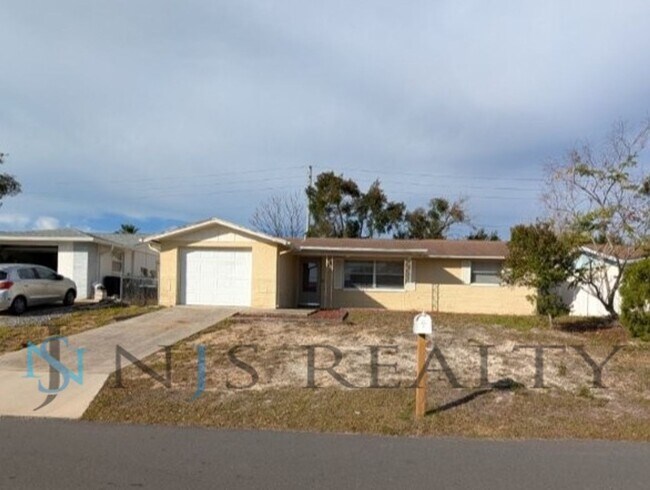 Photo - JUST REDUCED!!! Large 2/2/1 1060 sq ft home with INDOOR LAUNDRY, a full garage, updated kitchen ...