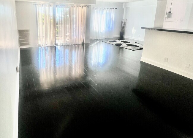 Photo - 309 Yoakum Pkwy Unit 410