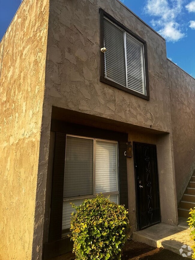 Building Photo - 3 bed + 1.5 bath Rental