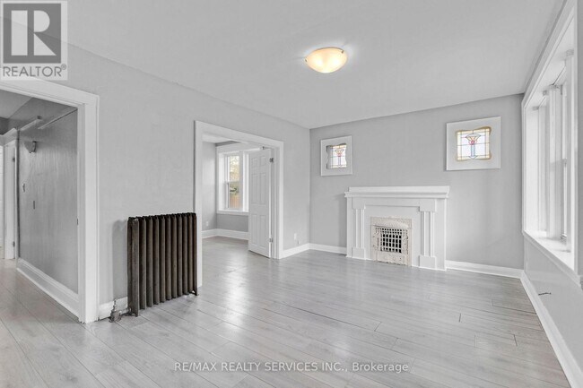 Photo - 5 Fairholt Rd N Unit 8