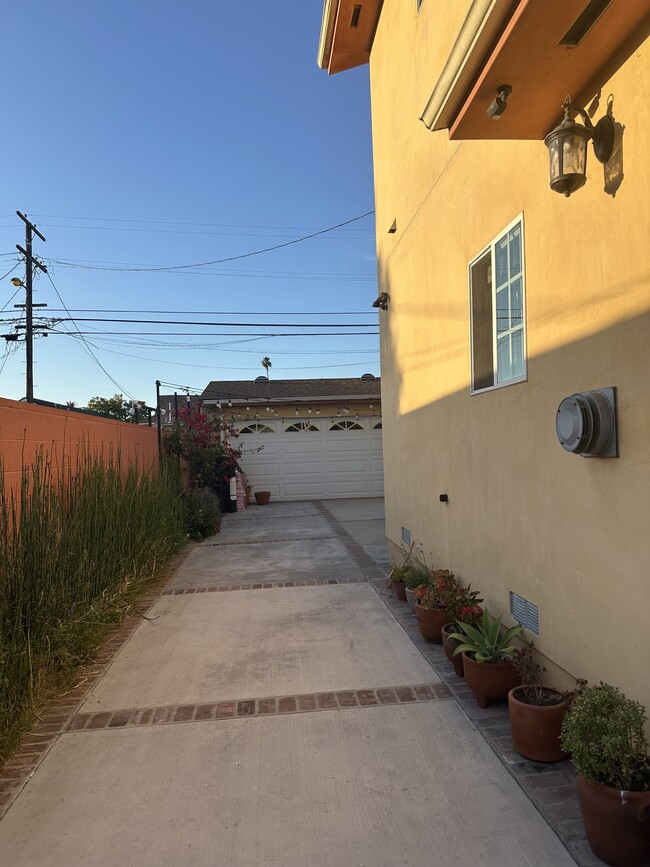 Parking - Driveway - 1317 W 49th St