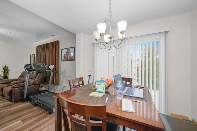 Photo - 1492 Orchid St