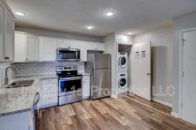 Building Photo - 2114 Swift St Unit #9