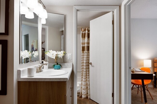 Lavabo y puerta del baño de Clover Creek Apartments - Clover Creek