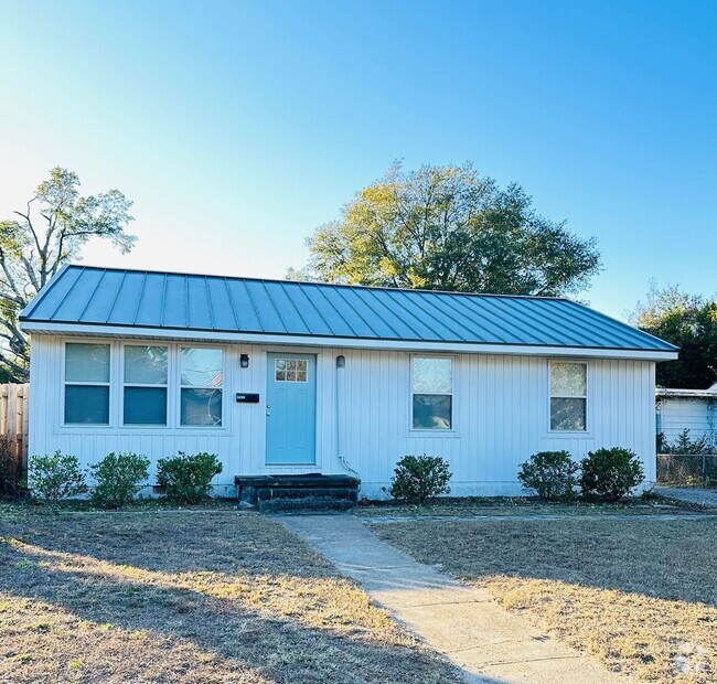 Building Photo - SUNSET PARK - Renovated Cottage Style home...