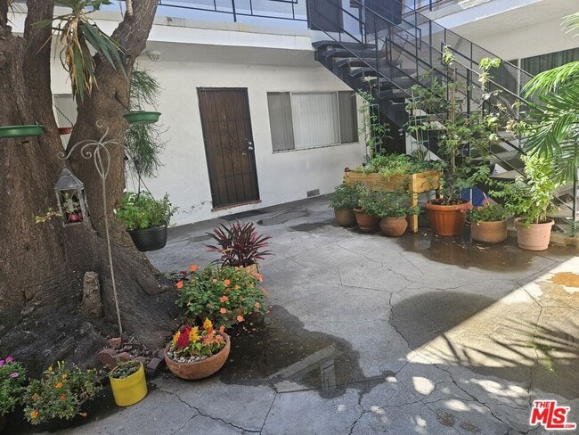 Photo - 5641 Halbrent Ave Unidad 10