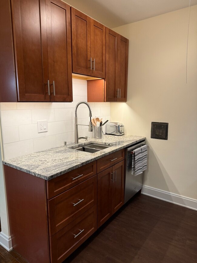 Kitchen - 6322 Hamilton Ave Unit Apt 3