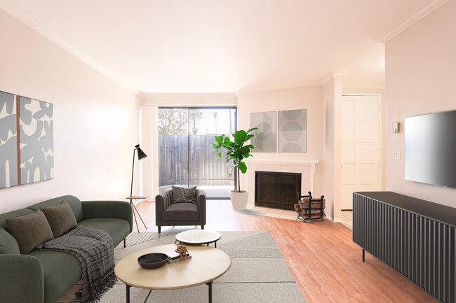 Building Photo - 1328 S Bundy Dr Unit 5