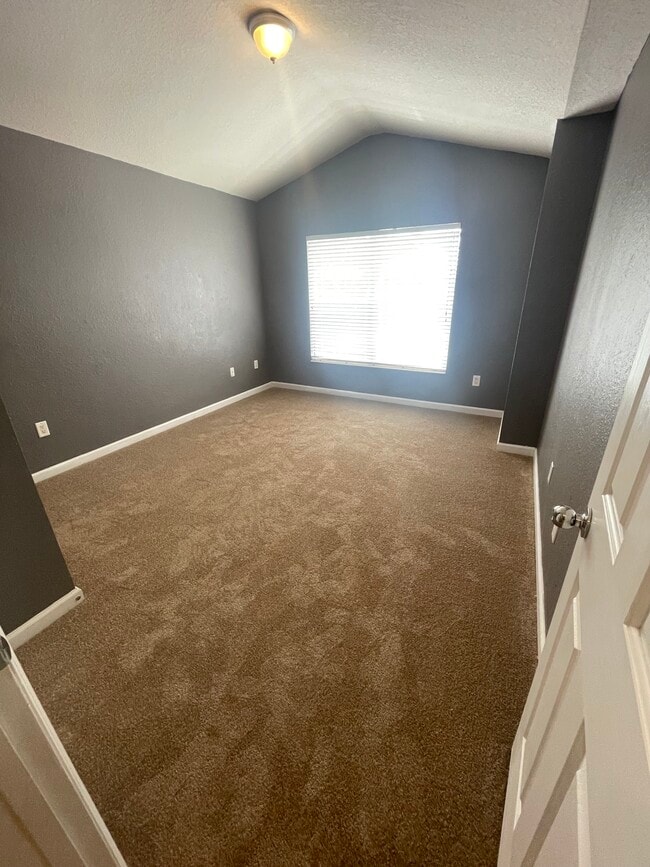 1 dormitorio 11,5 pies x 11,5 pies - 4560 SW 52nd Circle Unidad 104