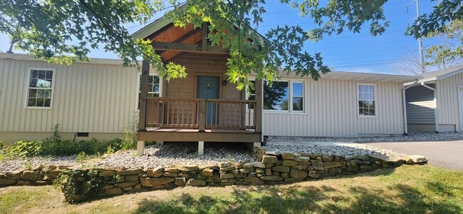 Building Photo - Right in the heart of Crossville *Complete... Rental