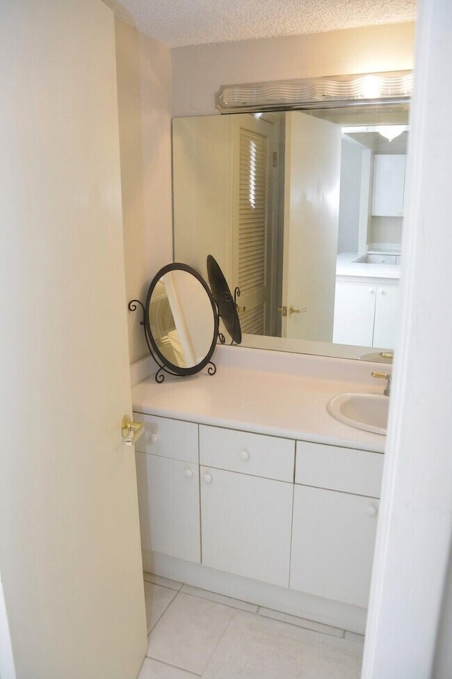 Photo - 2301 Collins Ave Unidad 336