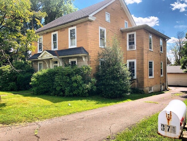 Building Photo - 876 Main St Unit 876 Main St.