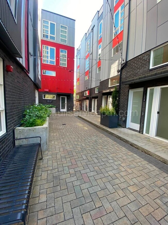 Building Photo - Modern Live/Work Northgate Townhome w/ Rooftop Deck, Luxury Bosch Kitchen & Dual Suites