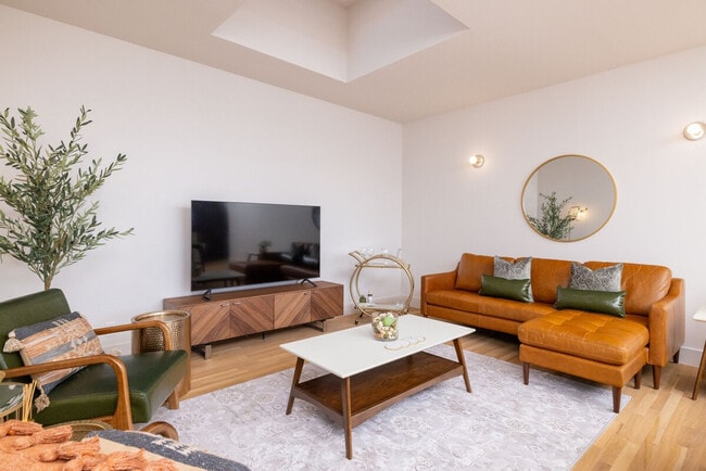 Building Photo - 1264 W Magnolia Ave Unit SI FL2-ID1575033P